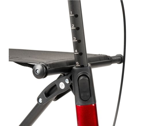 MultiMotion Carbon rollator rood - ingezoomd op knop voor de hoogteverstelling van de handvatten