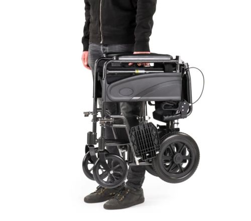 MultiMotion Compact Lite rolstoel - man tilt de opgeklapte rolstoel op aan de draaglussen