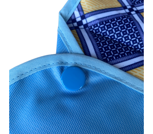 MultiMotion wasbare slab met print - Blauw/geel geruit (ingezoomd op een drukknop bij de opvangbak)