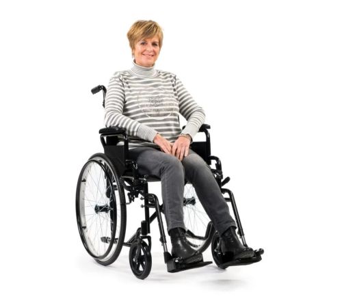 man duwt de rolstoel