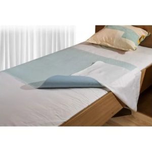 MultiMotion wasbare onderlegger met instopstroken (half omgevouwen op een matras)