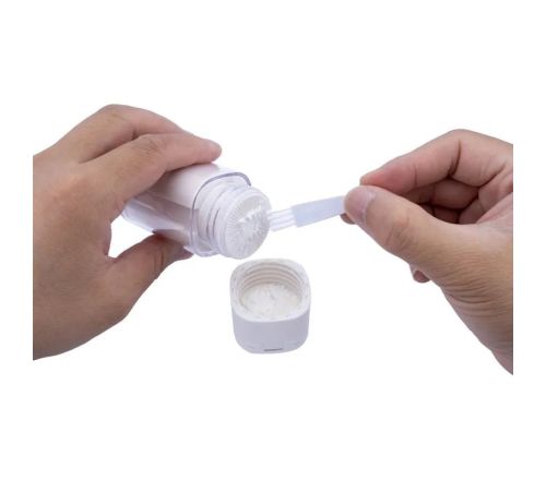 MultiMotion Pillensnijder 3-in-1 (illustratie van iemand die met het meegeleverde borsteltje de vergruisde pil los borstelt)