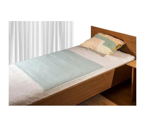 MultiMotion wasbare onderlegger met instopstroken op een matras