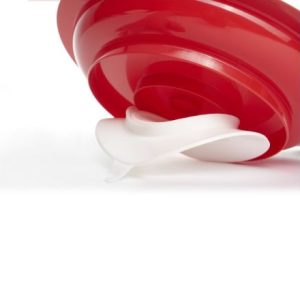 MultiMotion Bord met hoge rand en zuignap - Rood (ingezoomd op de zuignap aan de onderzijde)