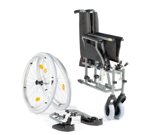 MultiMotion M6 rolstoel - 50 cm zitbreedte (opgevouwen en wielen en voetsteunen los er naast)