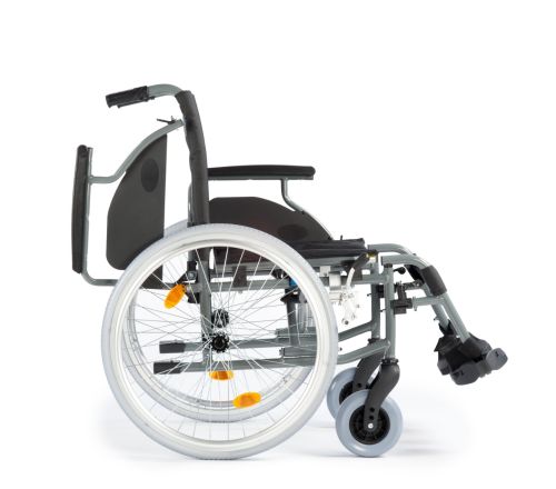 MultiMotion M6 rolstoel - 50 cm zitbreedte (zijaanzicht met armleuning omhoog geklapt)